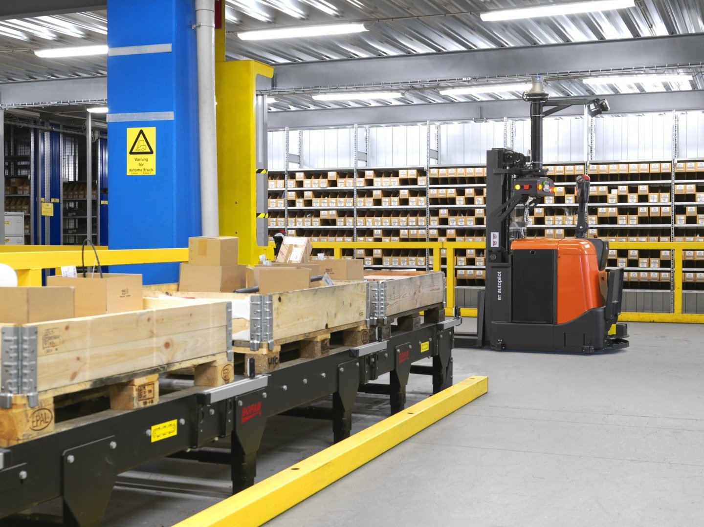 Een AGV bij een pick-up en drop-off station