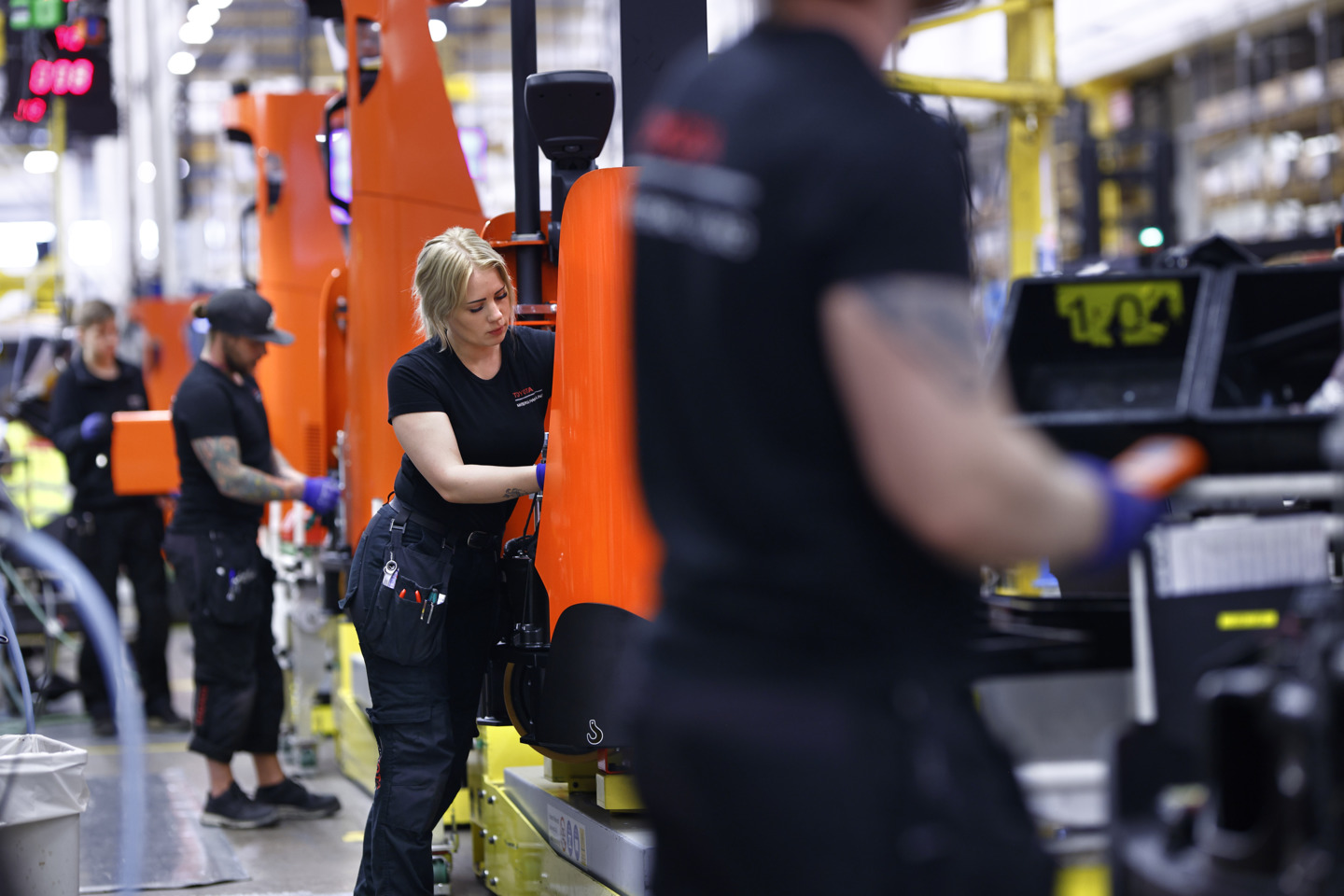 fabriekslijn waar Toyota forklifts worden geproduceerd door mannen en vrouwen