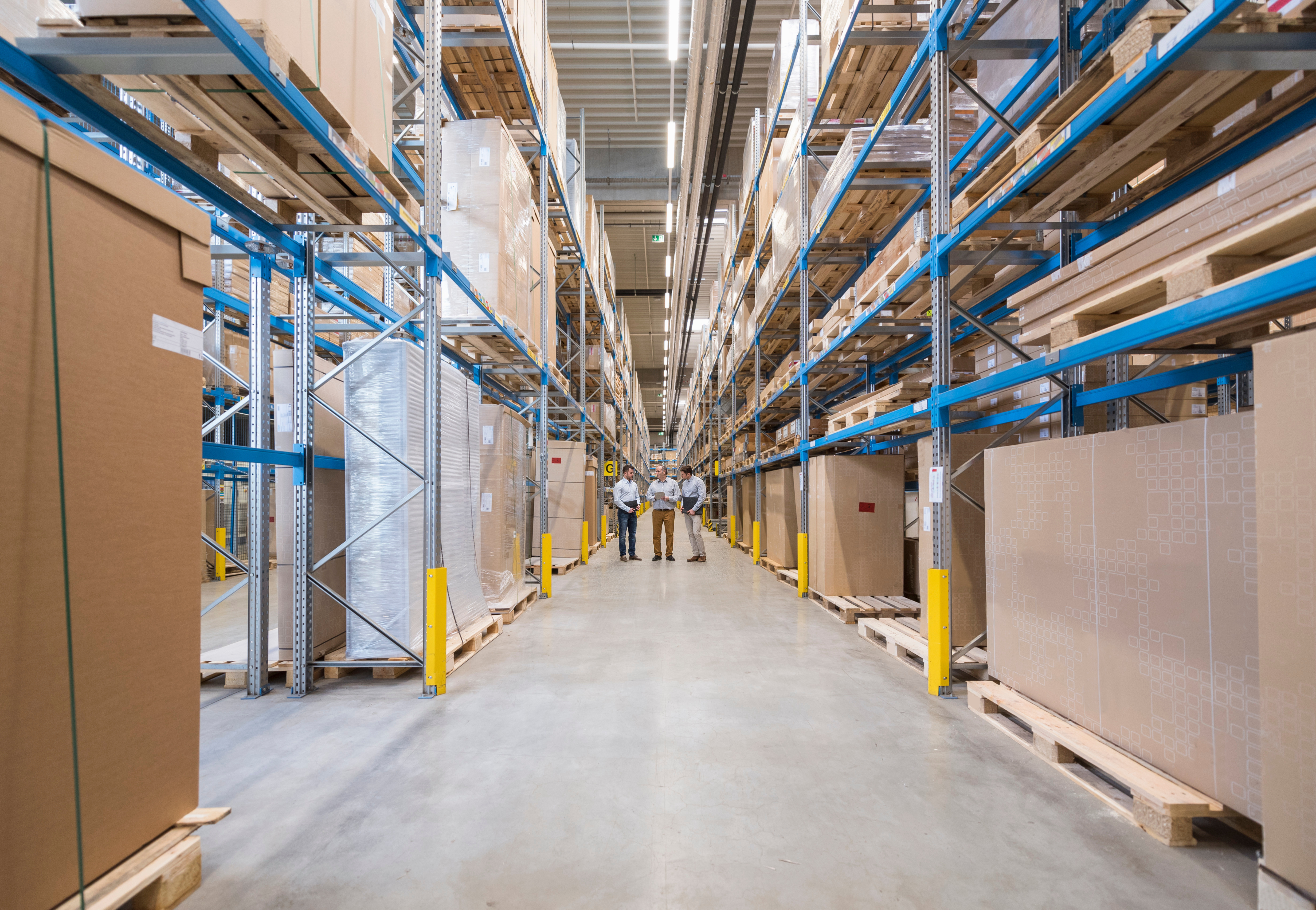 Mannen overleggen in een magazijn