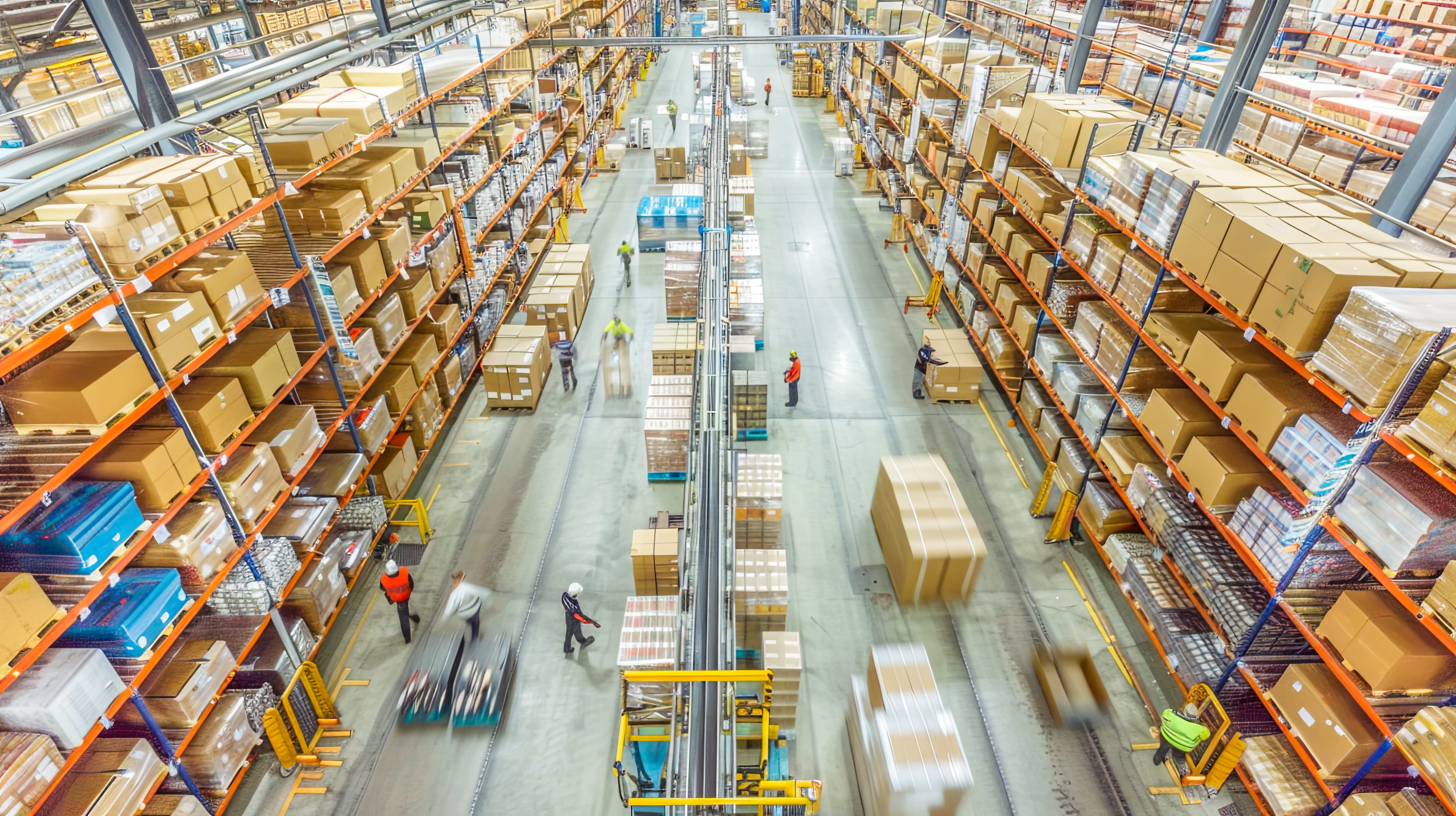 Druk magazijn met hoge stellingen