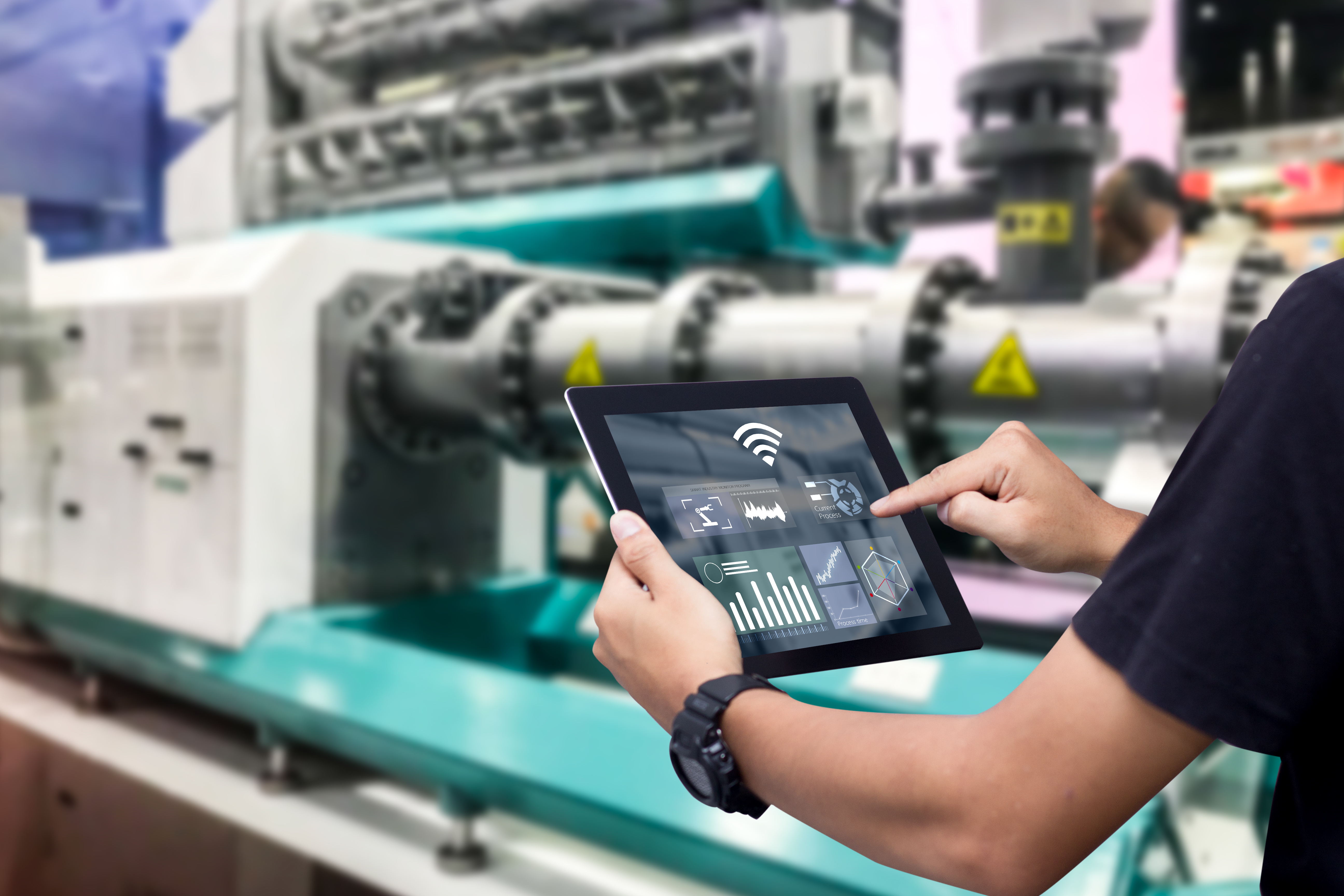 Persoon met tablet in industriële omgeving