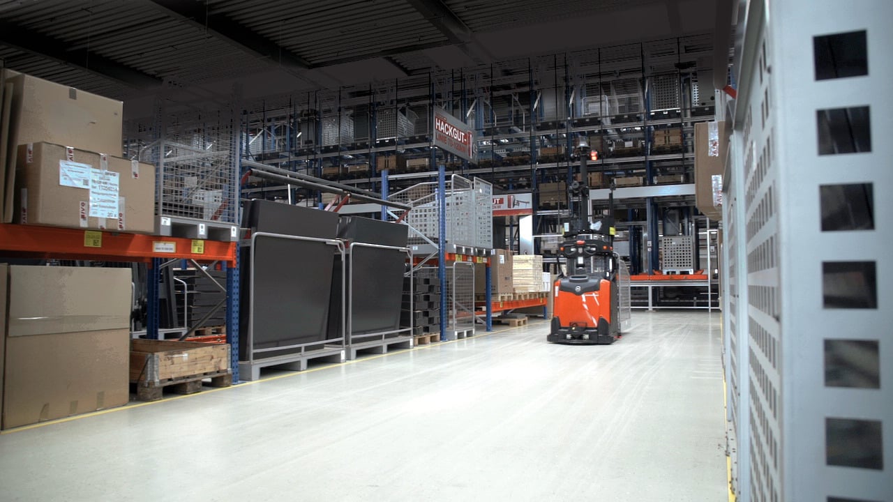 AGV rijd door magazijn