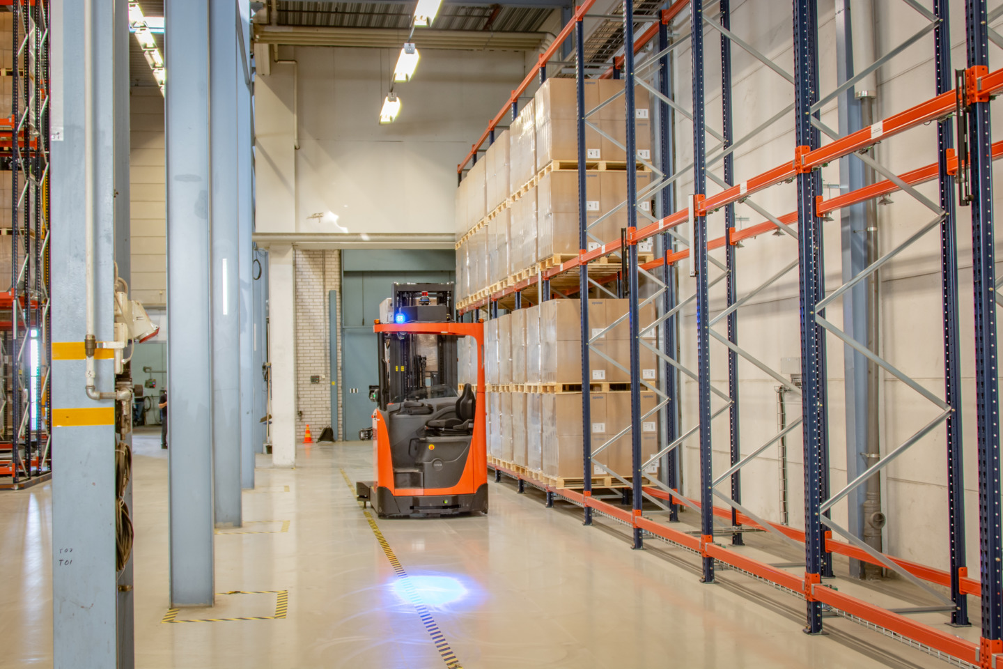 AGV reachtruck met bluespot in een magazijn