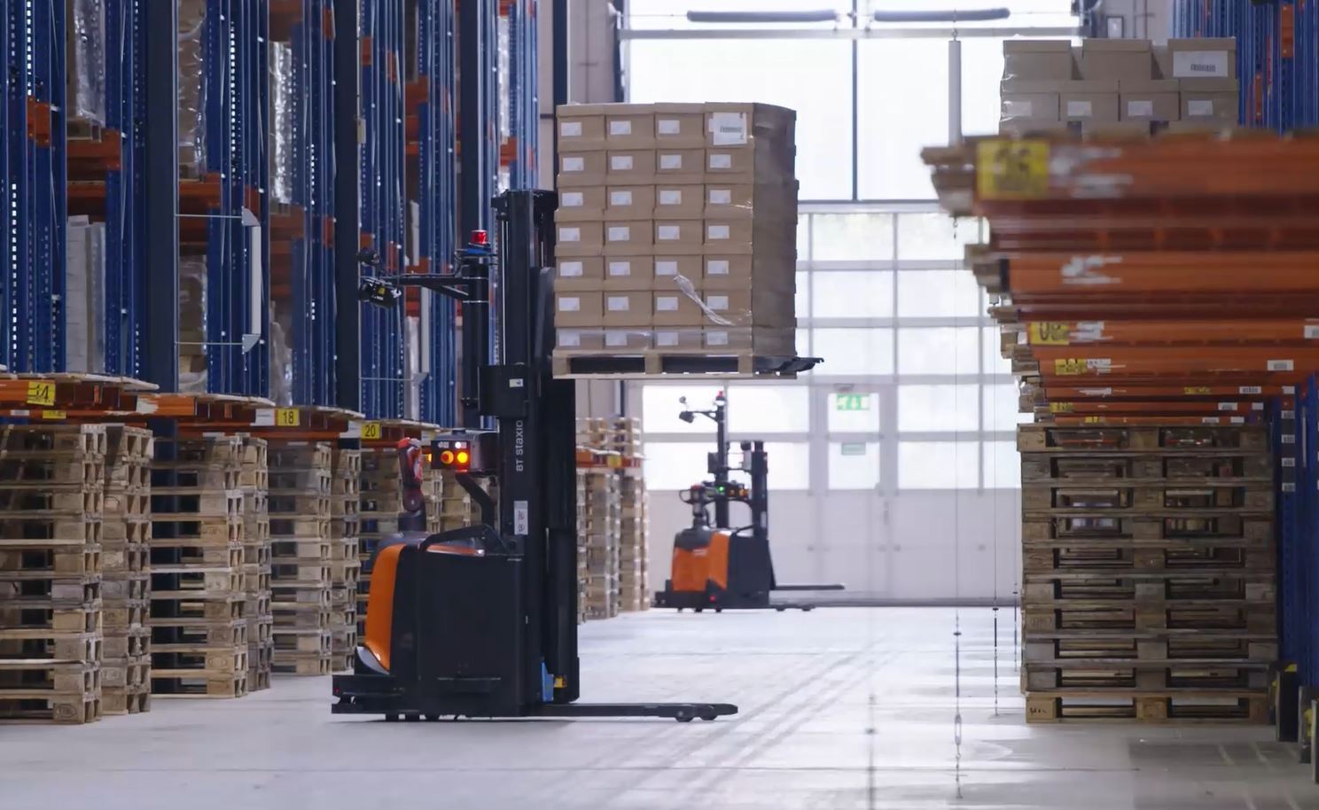 agv pakt pallet in magazijn