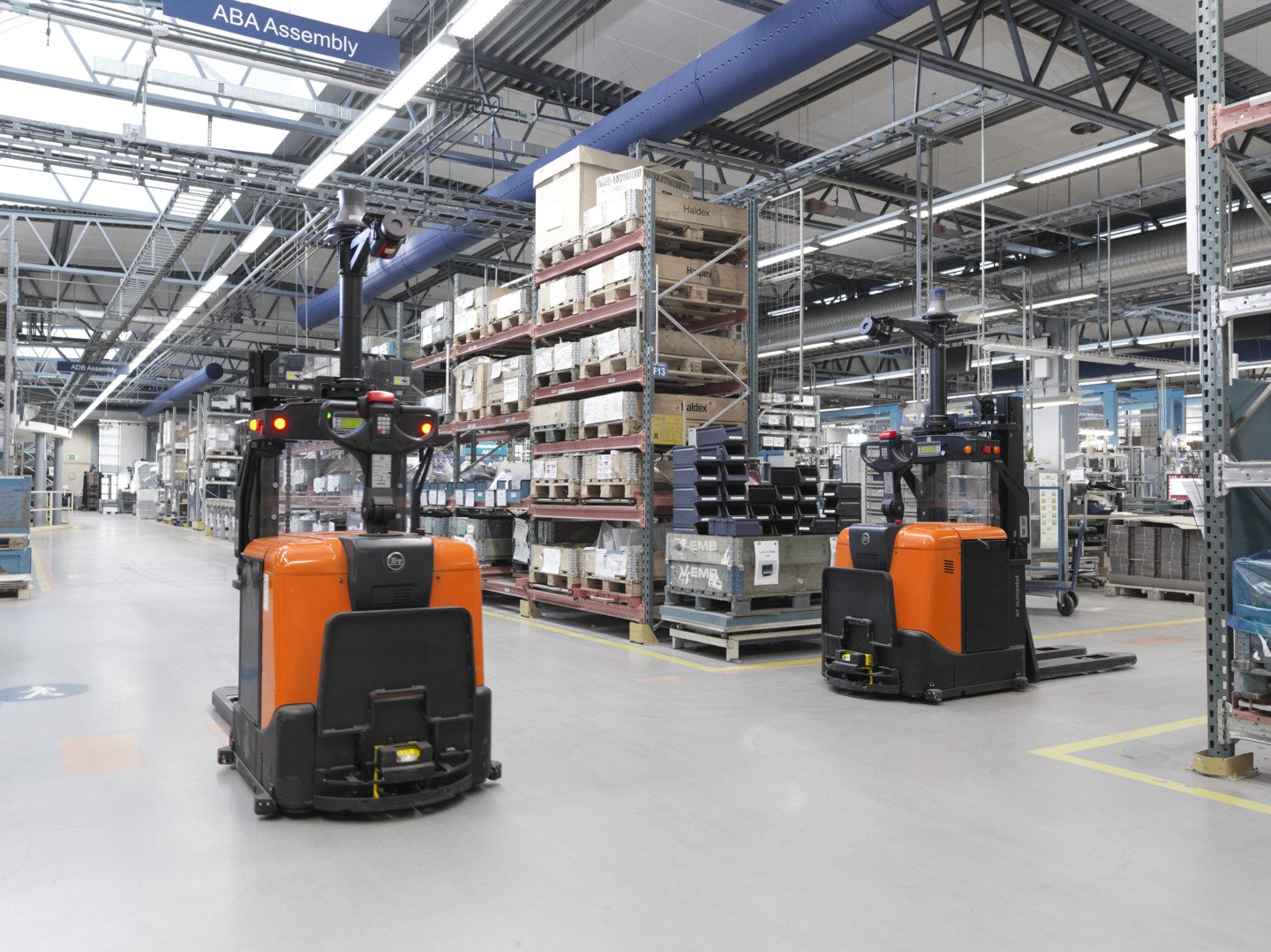 Automated guided vehicles in een magazijn