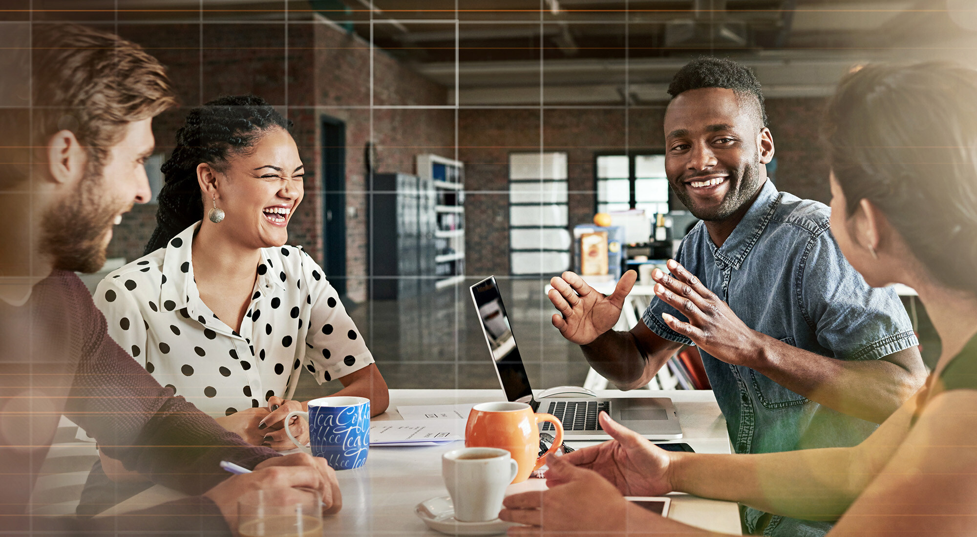 Gemotiveerd team aan tafel voor een bespreking