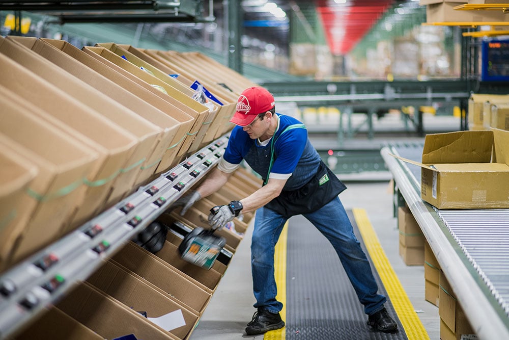 Man werkt in magazijn